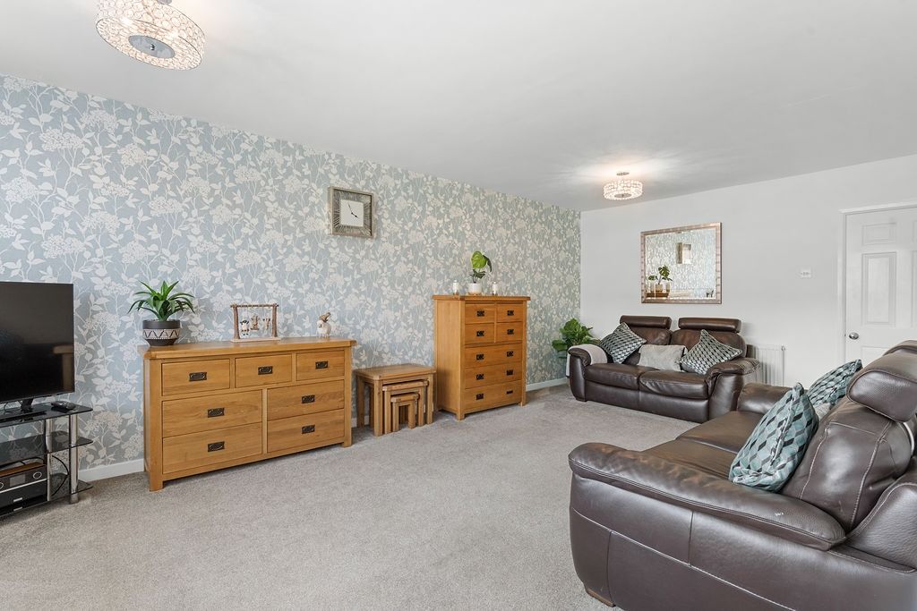 Property photo 2 of 18 4319773