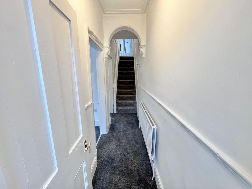 Property photo 3 of 10 Hall