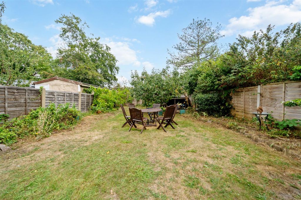 Property photo 3 of 16 Sandbourne Avenue