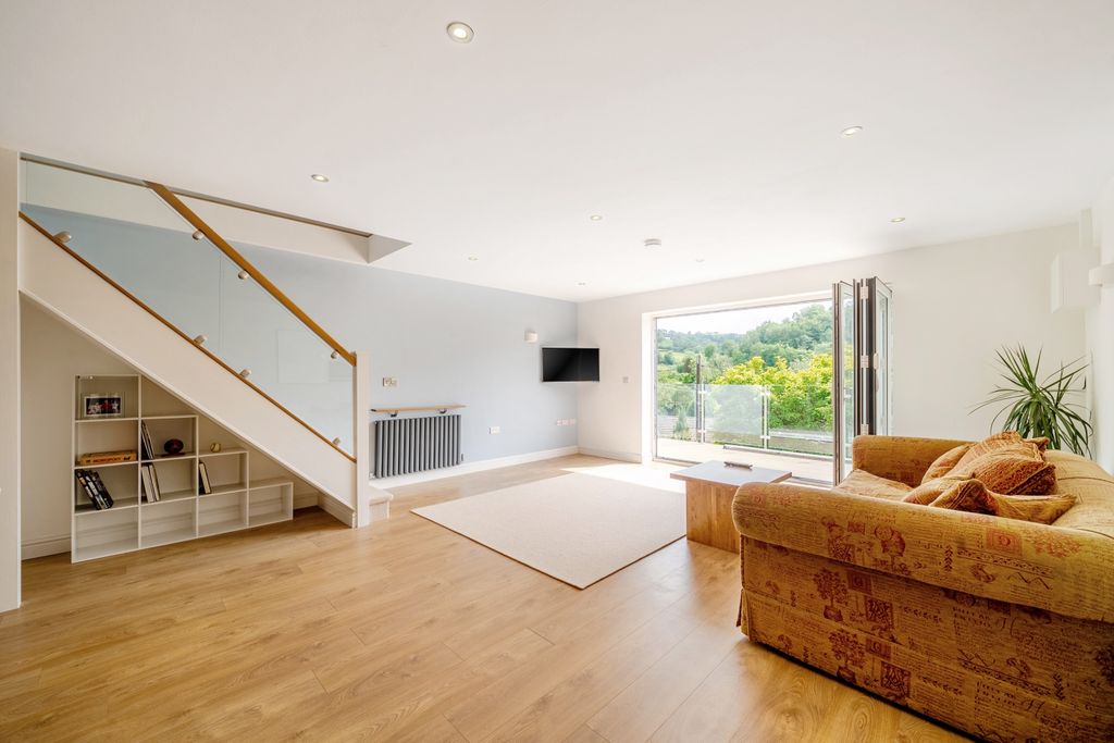 Property photo 2 of 13 1302426-8-6839Cb71F2968