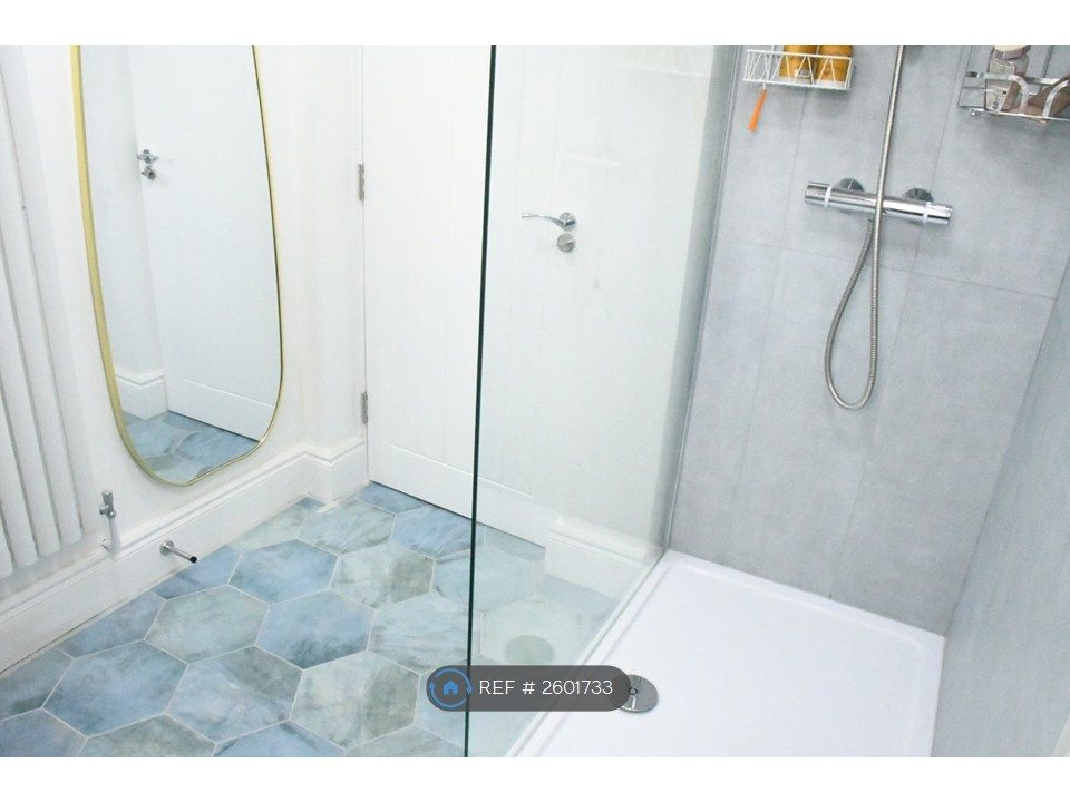 Property photo 2 of 9 Bathroom 1