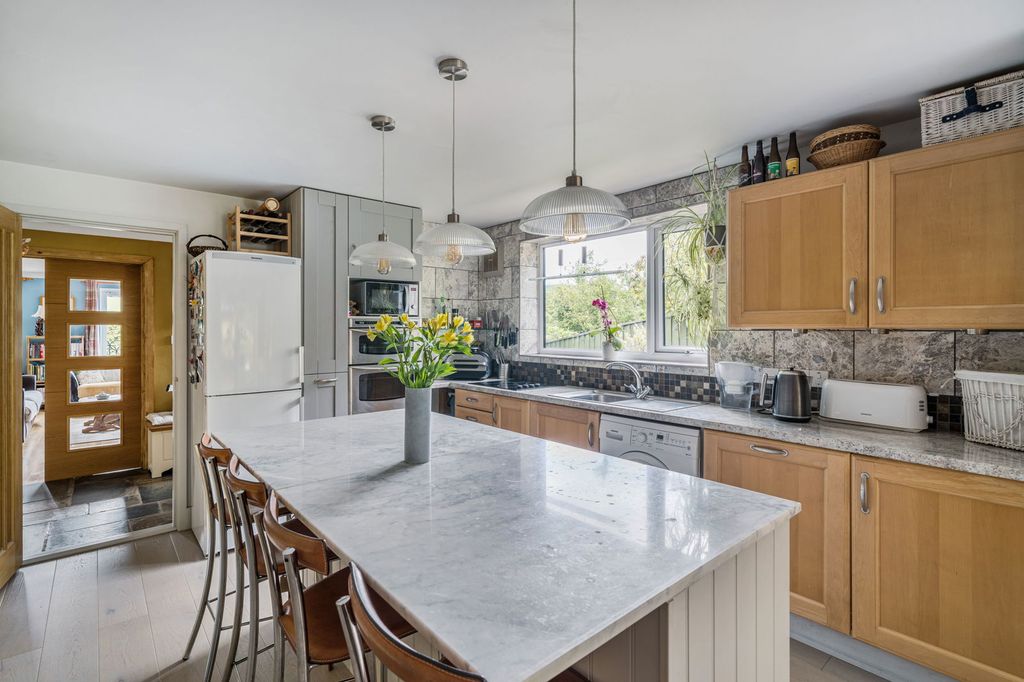 Property photo 2 of 33