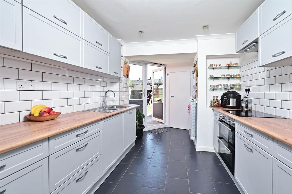 Property photo 2 of 13 Paddock Road