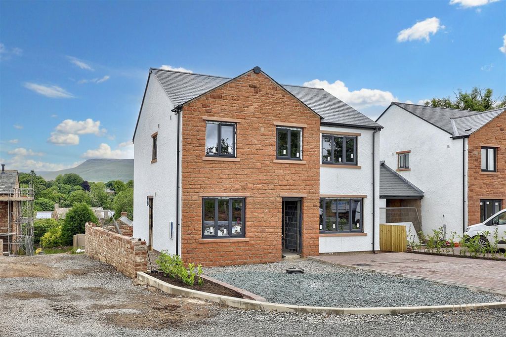 Property photo 1 of 13 Pennine Heights