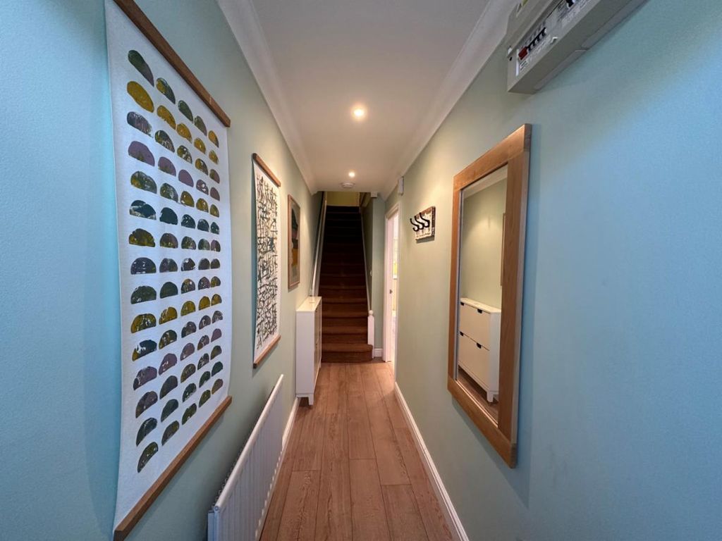 Property photo 2 of 11 Hallway