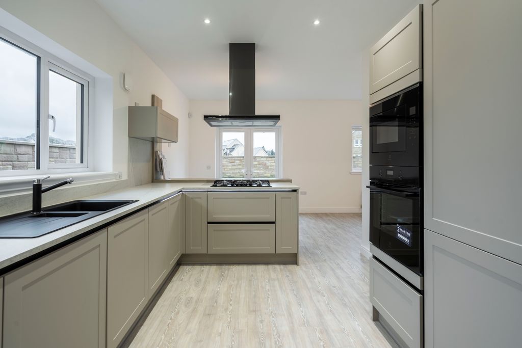 Property photo 3 of 32