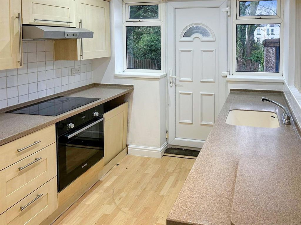 Property photo 3 of 15 Fitted Kitchen: