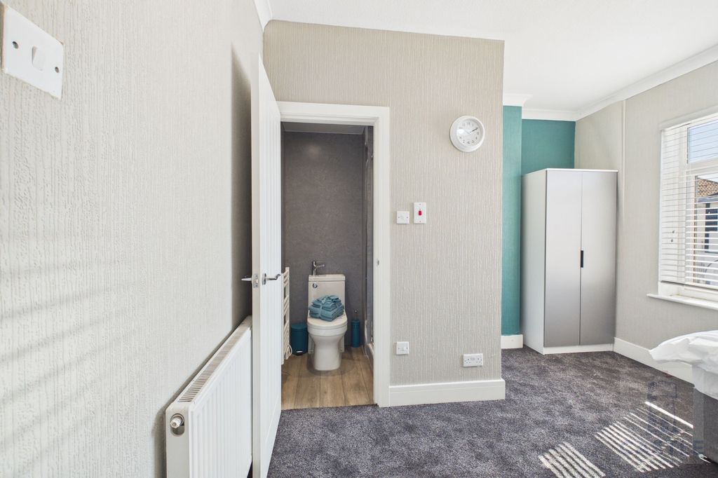 Property photo 3 of 6 Ensuite Room 2