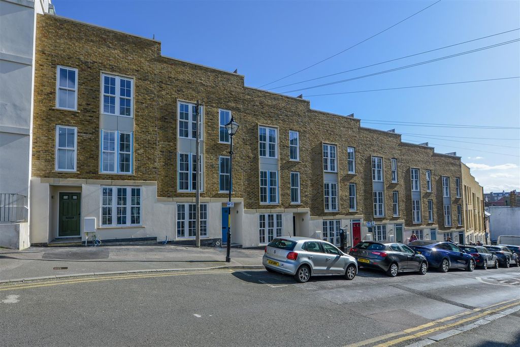 Property photo 3 of 21 12-16 Fort Road, Margate23.Jpg