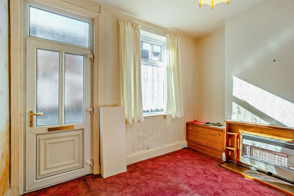 Property photo 2 of 20 8690121-Interior02-800.Jpg