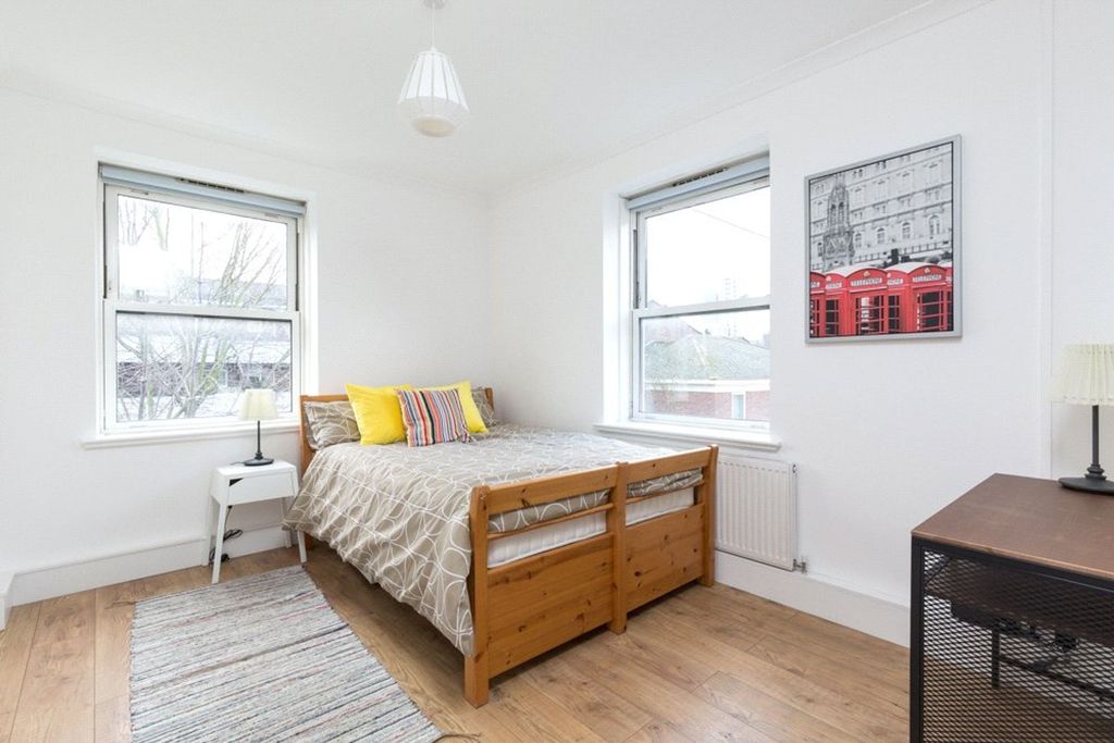Property photo 3 of 8 Gibratar Walk, E2