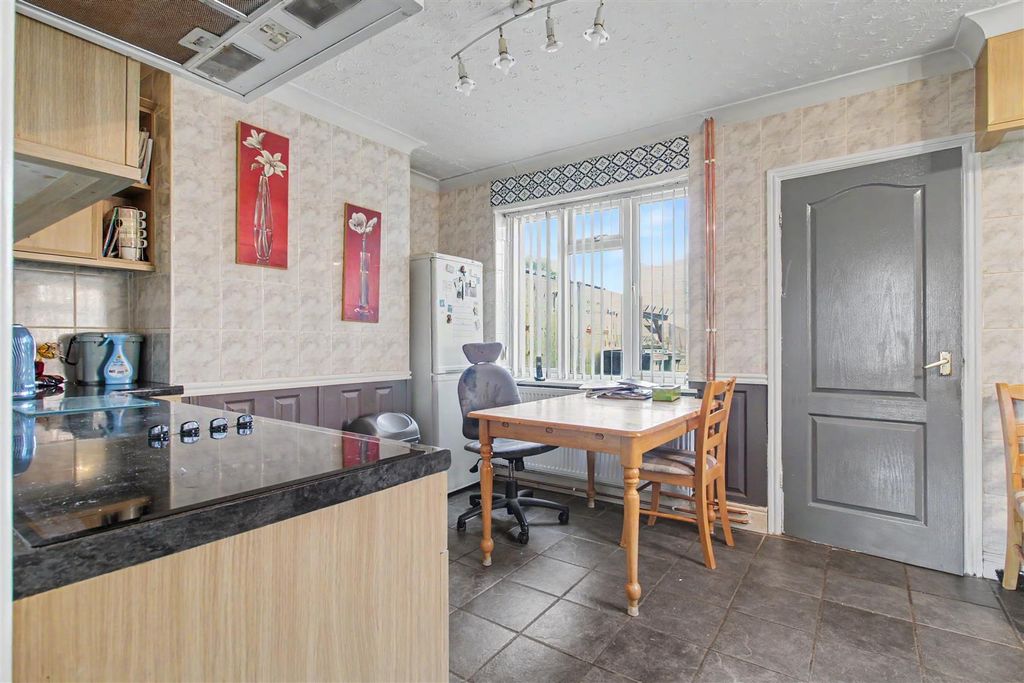 Property photo 3 of 17 Kitchen