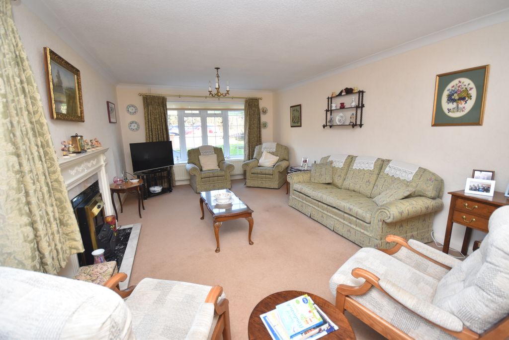 Property photo 3 of 16 Lounge