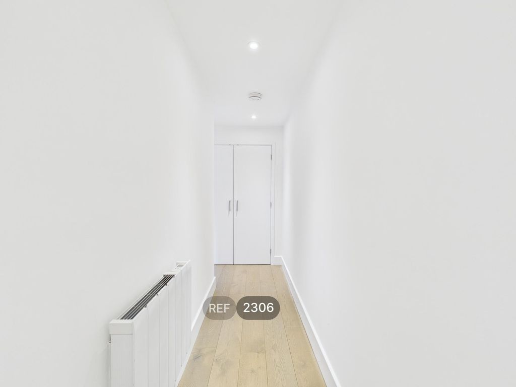 Property photo 1 of 11 Hallway
