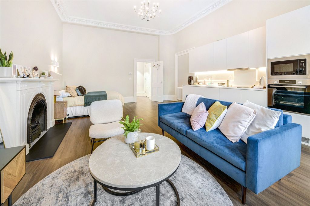 Property photo 3 of 8 Studio Room