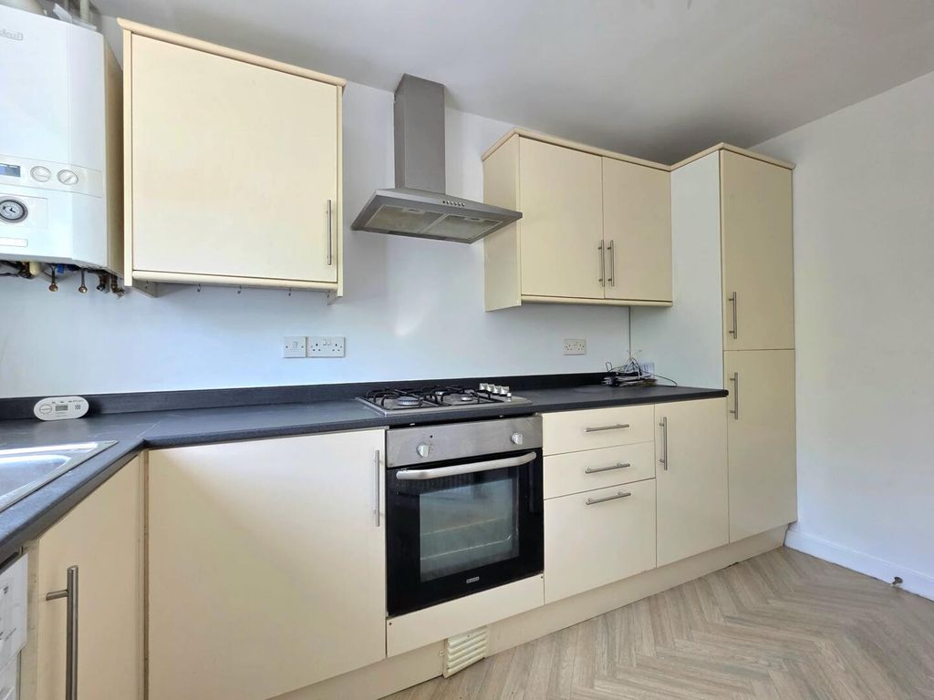 Property photo 3 of 19 Kitchen