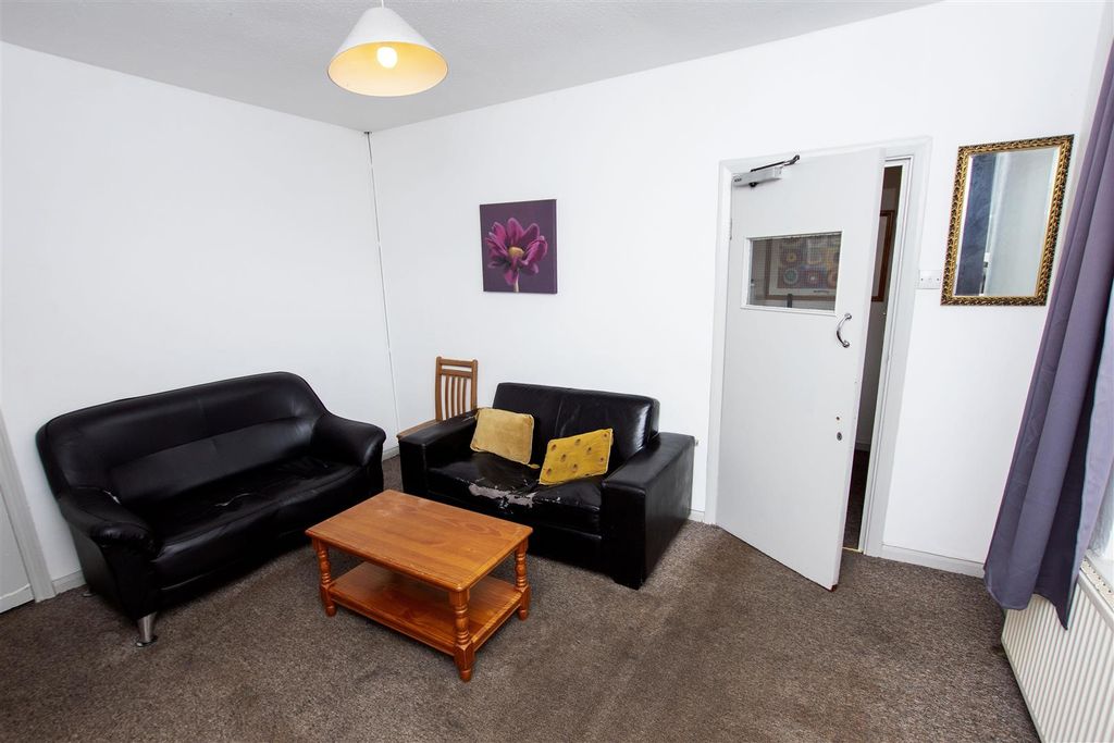 Property photo 2 of 11 Approach