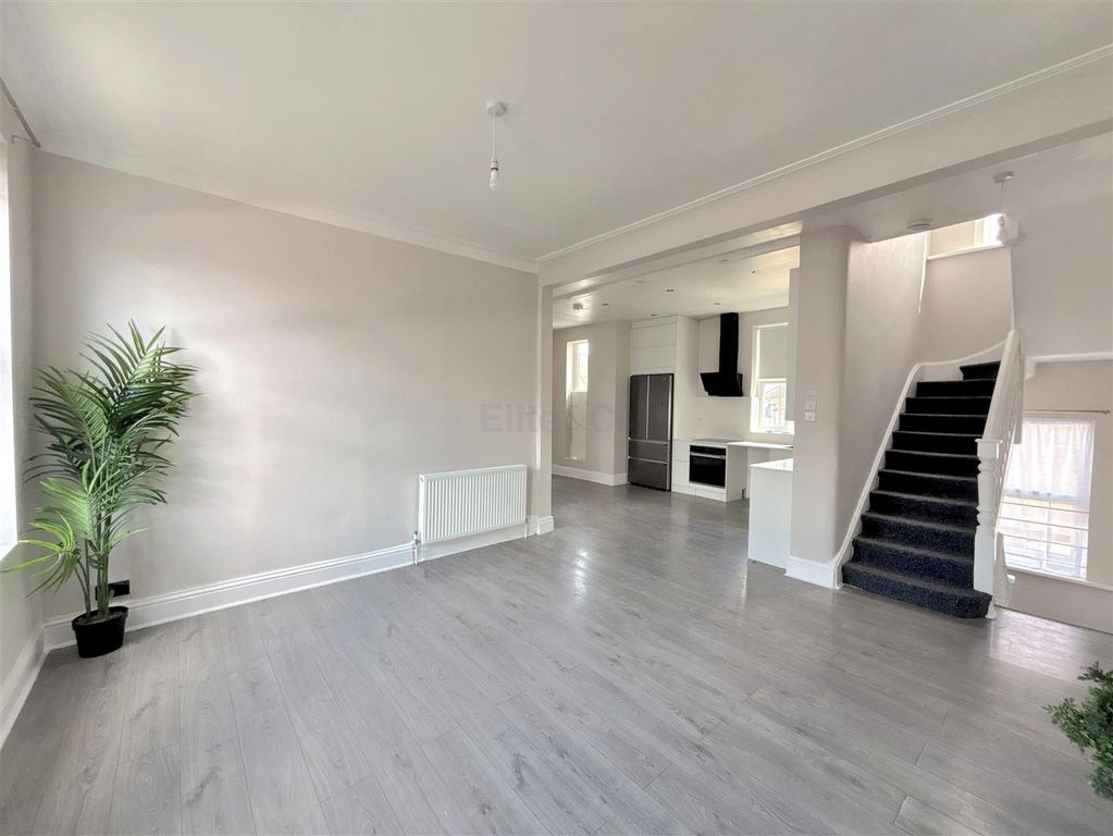 Property photo 1 of 14 Lounge