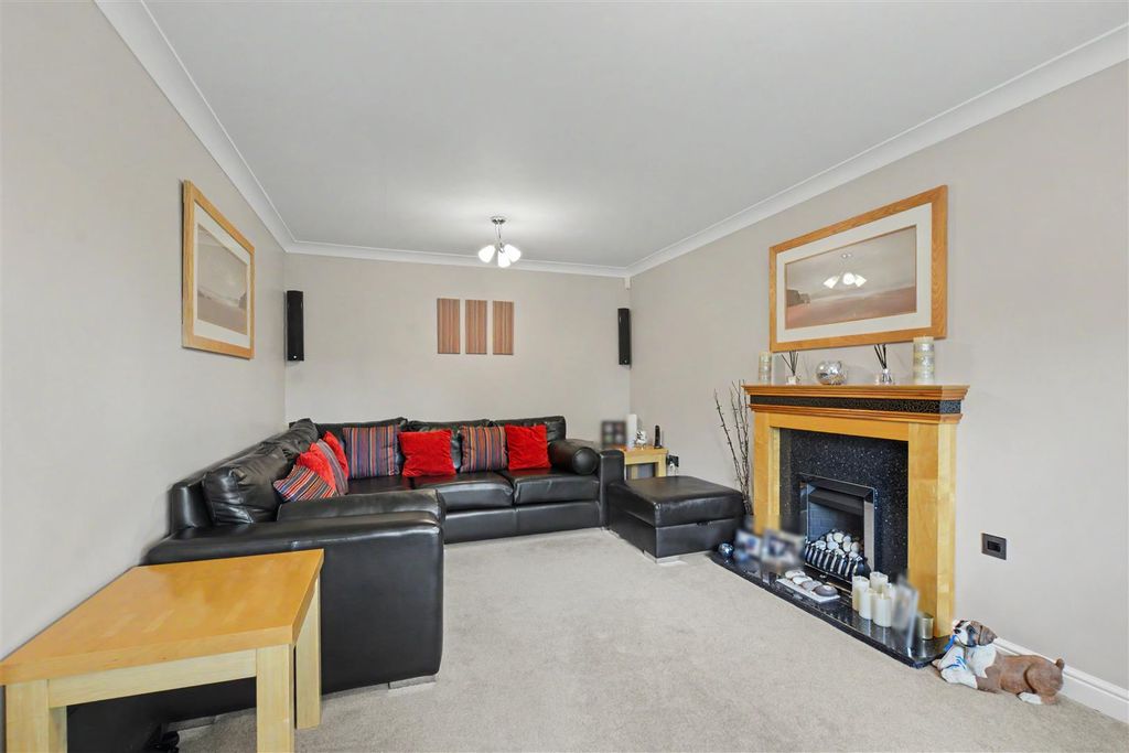 Property photo 2 of 31 Living Room