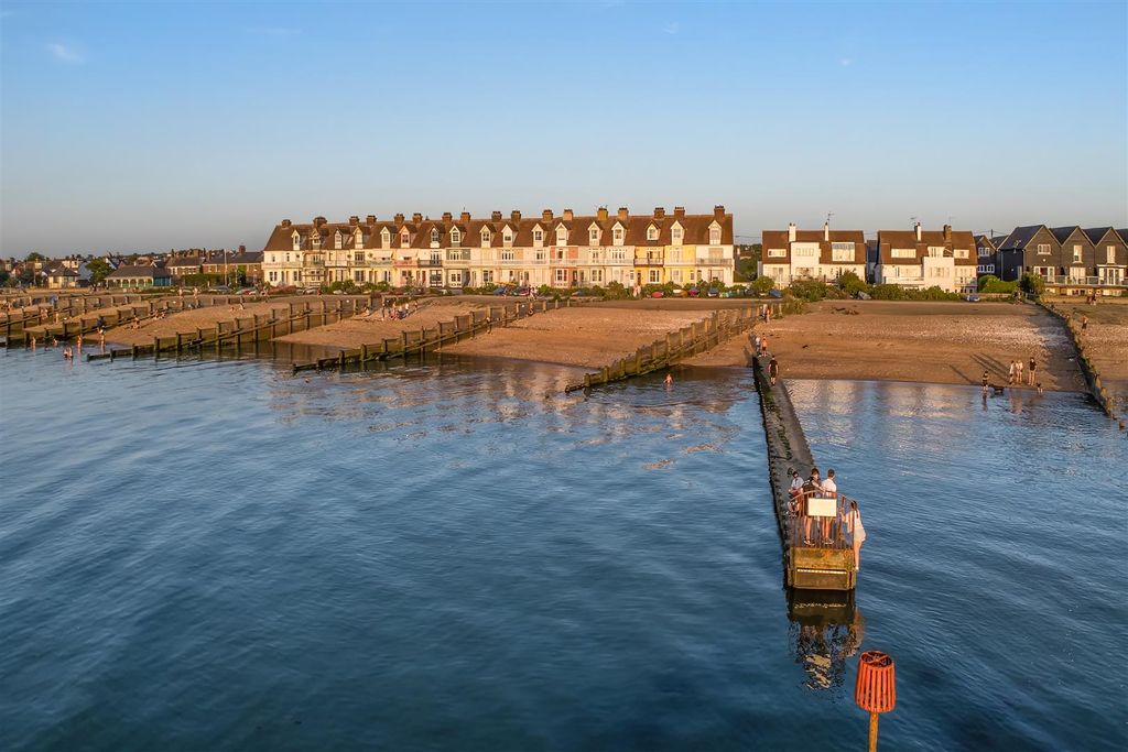Property photo 2 of 39 Wave Crest, Whitstable