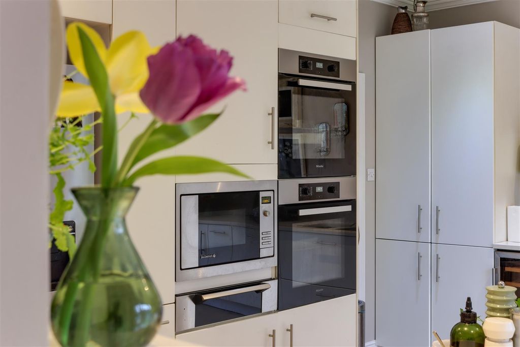 Property photo 3 of 30 Kitchen
