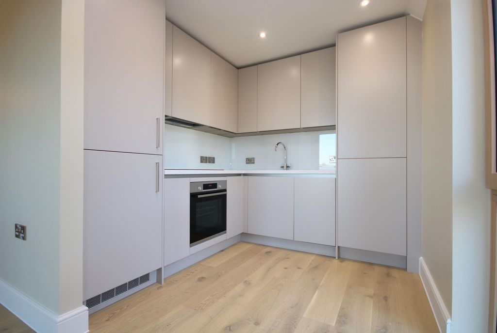 Property photo 3 of 10 Kitchen