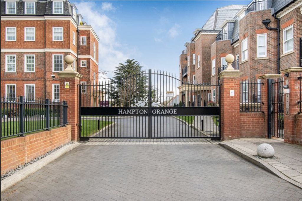 Property photo 1 of 20 2 Bed Flat To Rent Matha Court, London Br1