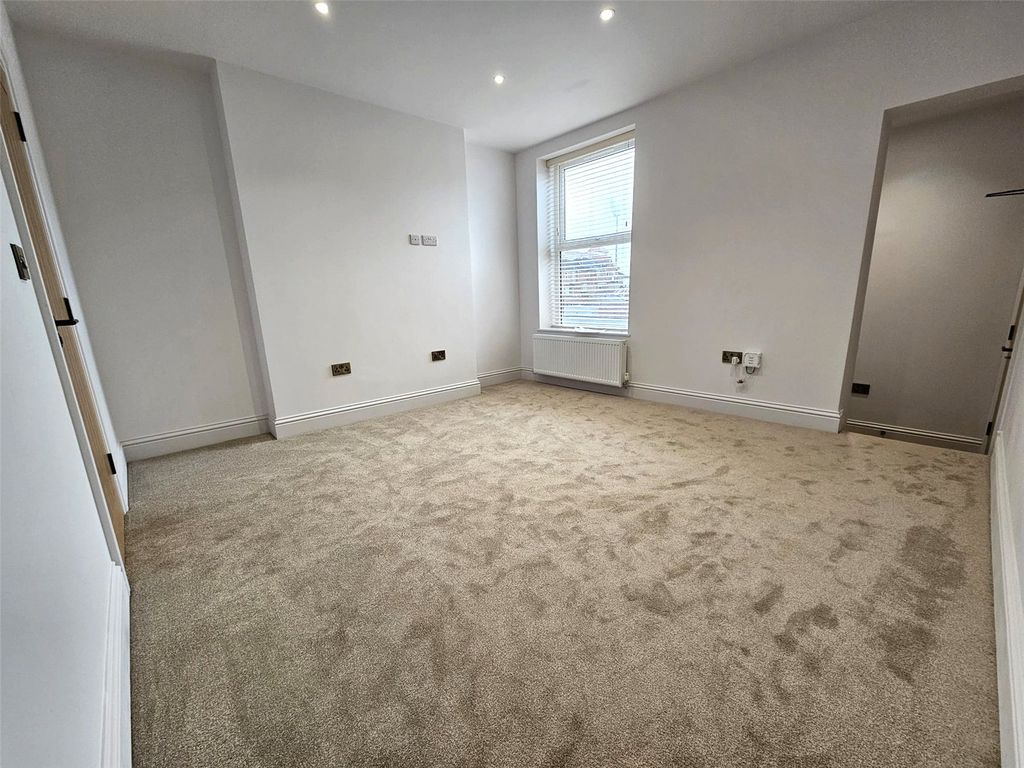 Property photo 3 of 8 Picture No. 15