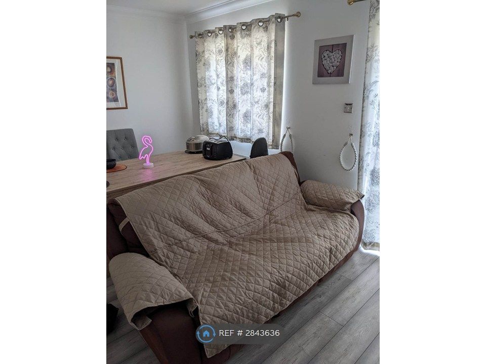 Property photo 3 of 5 Shared Living Room With Dining Table