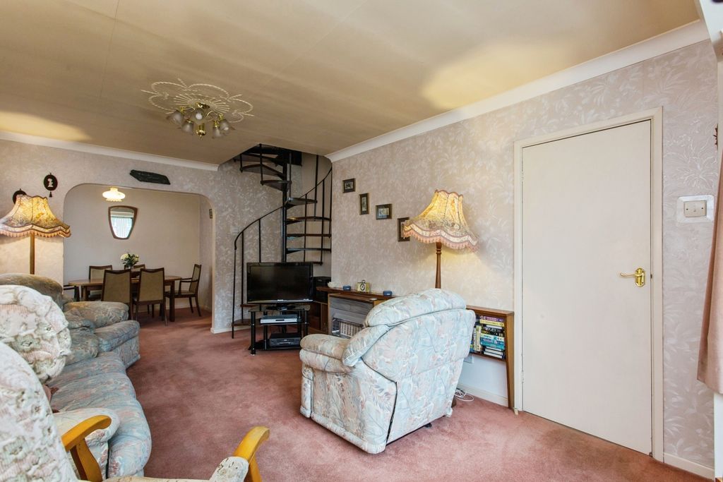 Property photo 3 of 17 Lounge