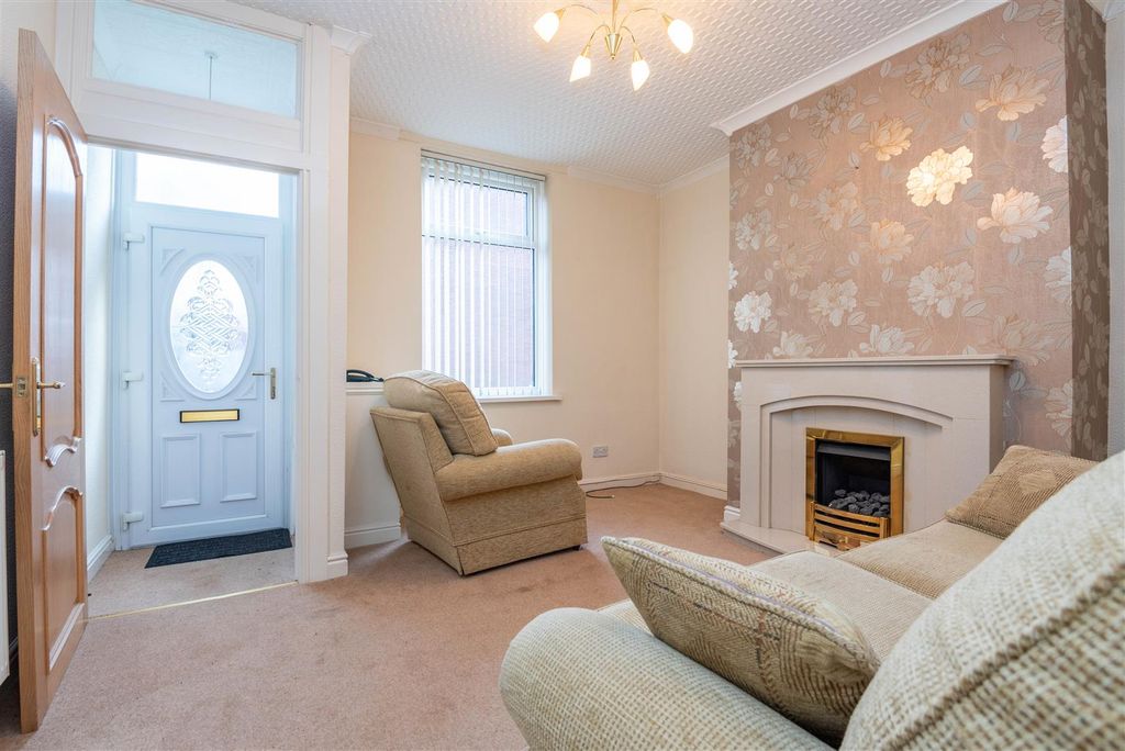 Property photo 3 of 14 Lounge