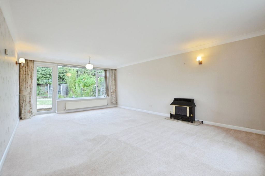 Property photo 3 of 19 Living Room