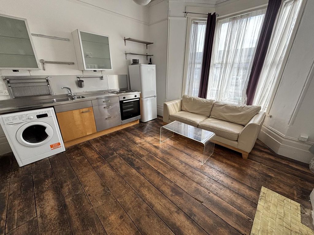 Property photo 1 of 4 Kitchen
