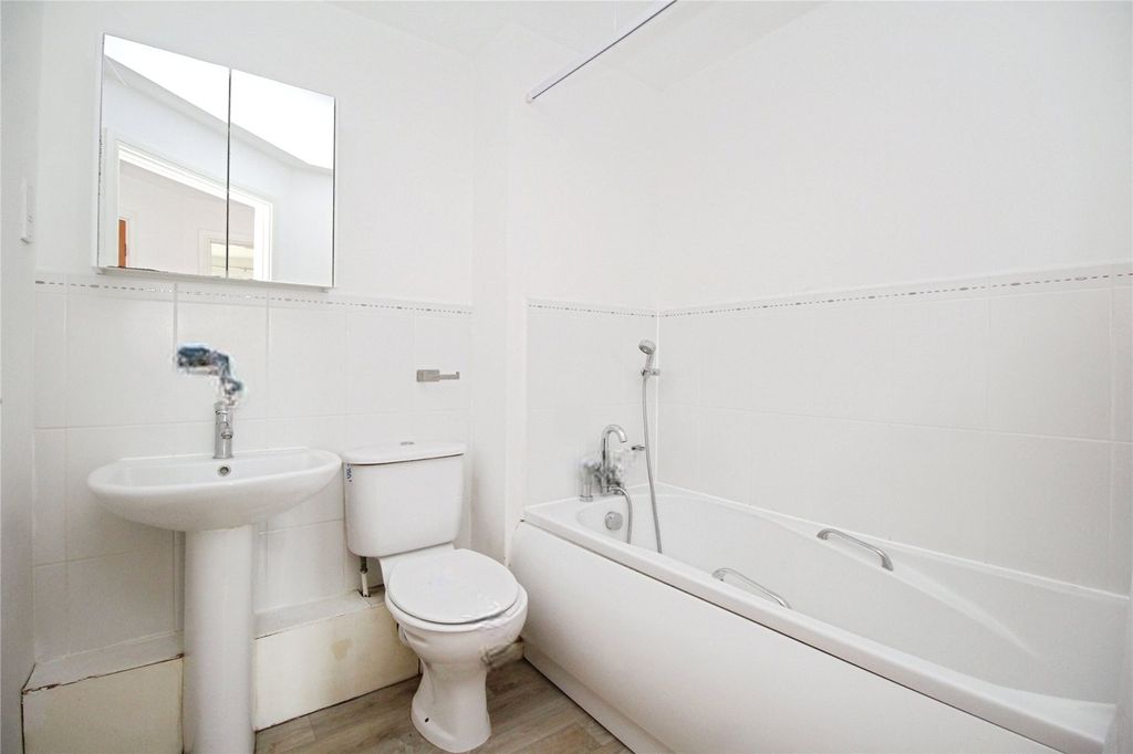 Property photo 3 of 10 Bathroom/Wc