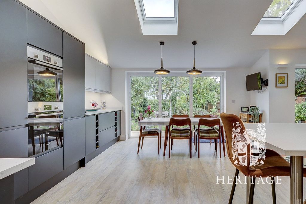 Property photo 2 of 27 Picture No. 15