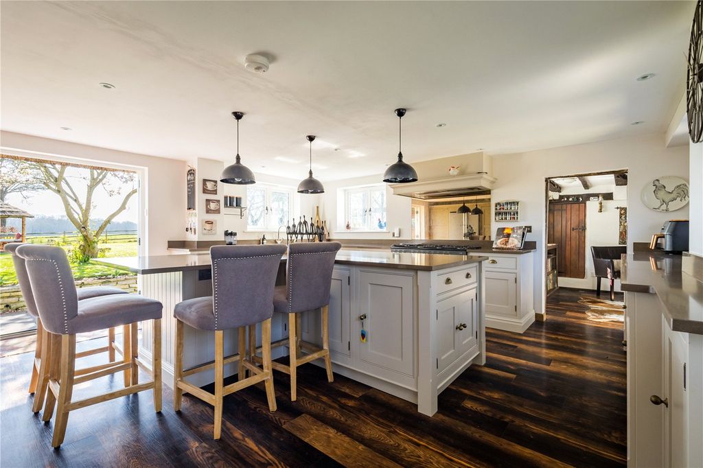 Property photo 3 of 44 House. Partnership