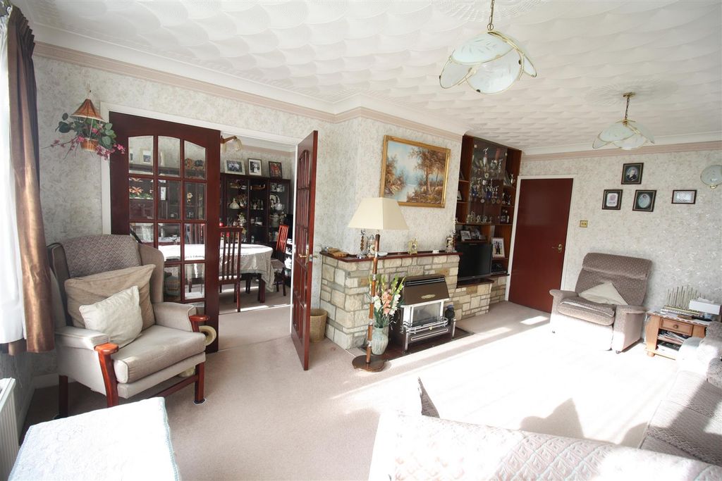 Property photo 3 of 23 65 Staple Hall  Lounge c.Jpg