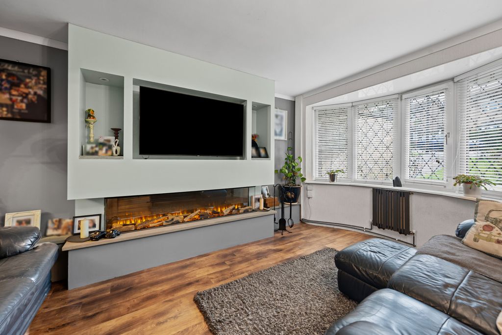 Property photo 2 of 27