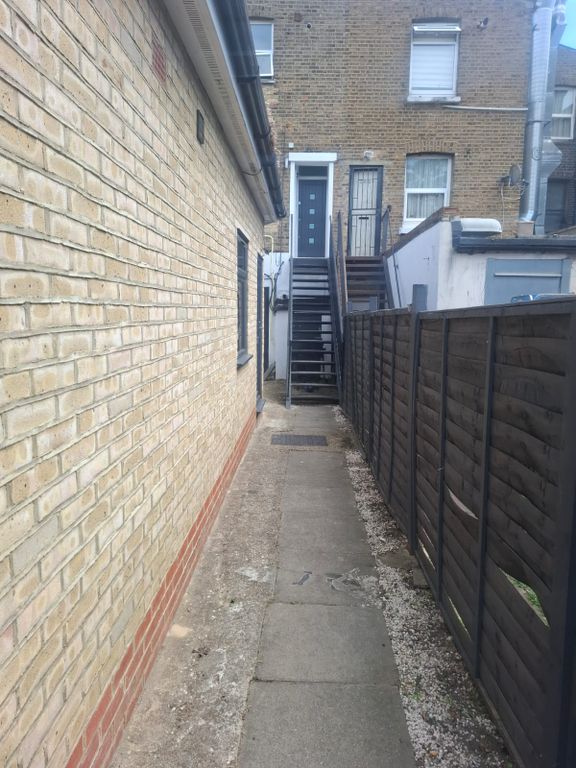 Property photo 1 of 11 2 Bed Flat To Rent Hither Green Lane, London Se13