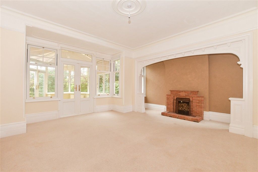 Property photo 3 of 16 Lounge