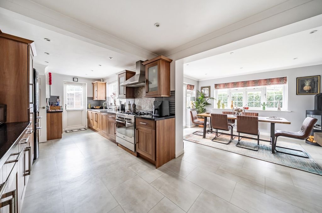 Property photo 2 of 24 1359136-14-68d3Fb...