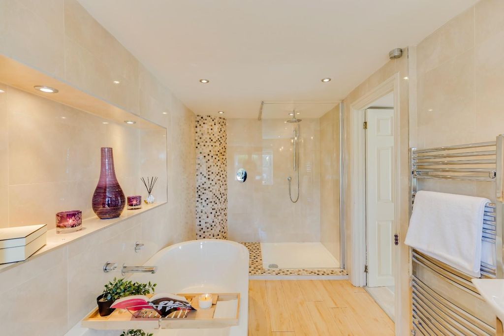 Property photo 3 of 26 Bath &amp; Shower En-Suite