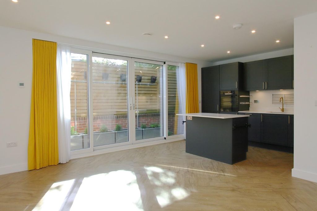 Property photo 3 of 25 14 Howarth Park Ph16.Jpg