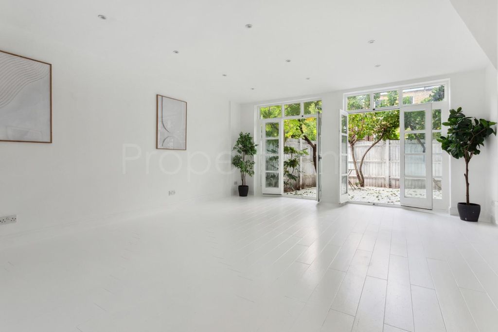 Property photo 2 of 13 1605202518_Ptime_1c Ickburgh Road _E5 8Af_002.Jpg