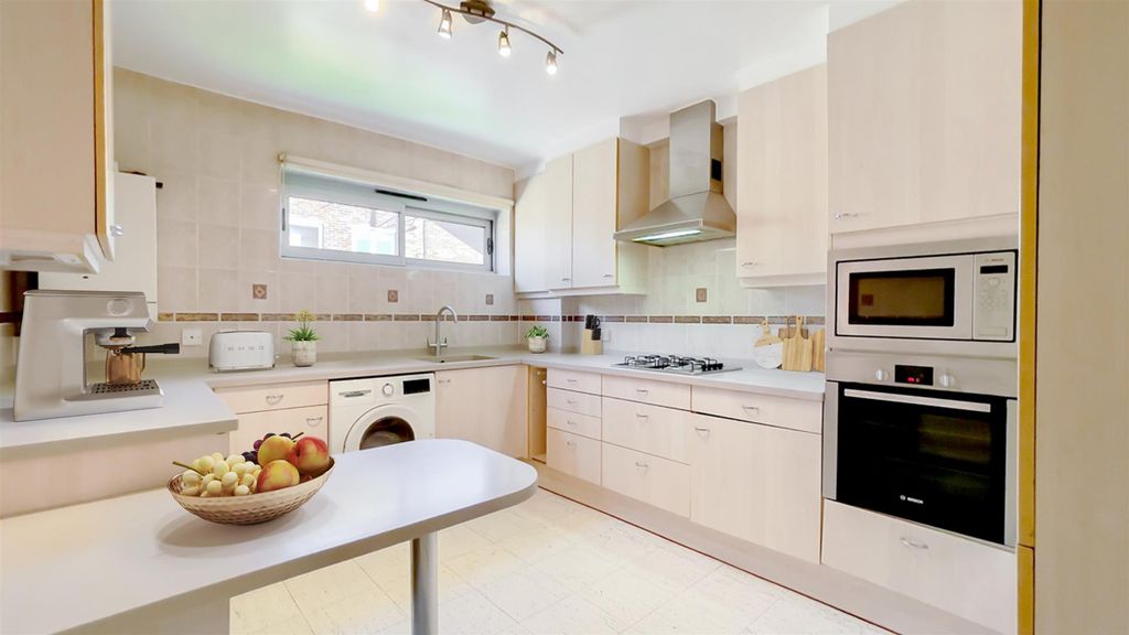Property photo 2 of 10 Kitchen:
