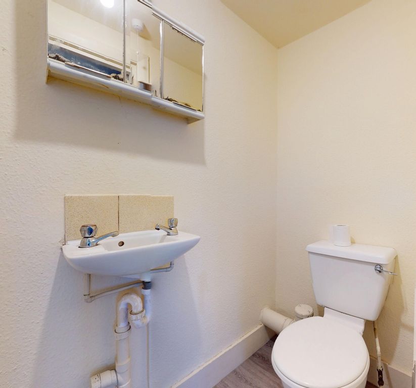 Property photo 3 of 7 Bathroom