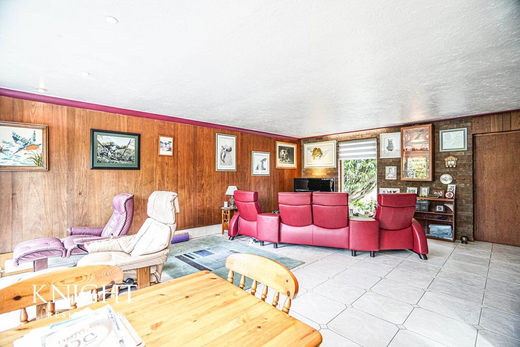 Property photo 2 of 27