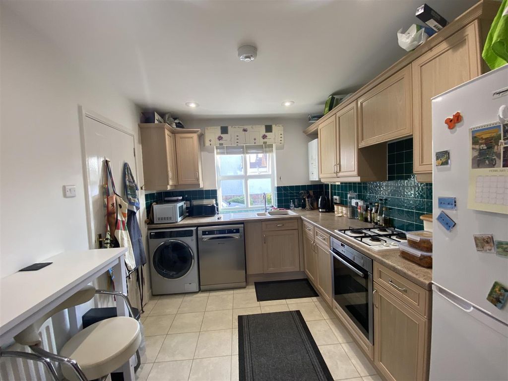 Property photo 2 of 8 Kitchen
