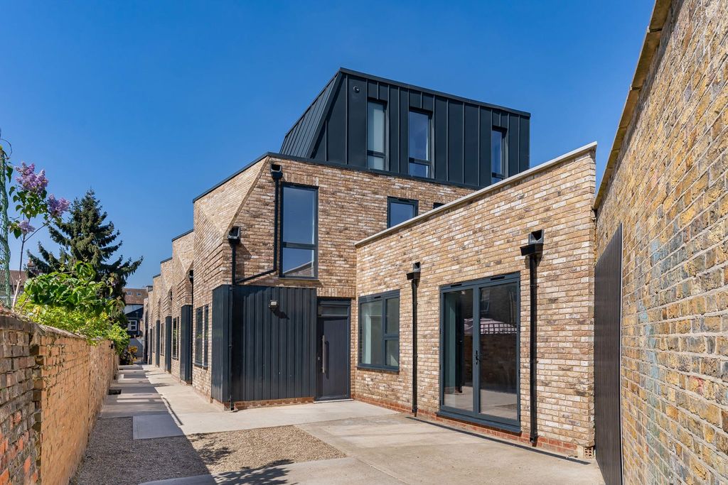 Property photo 1 of 33 Exterior