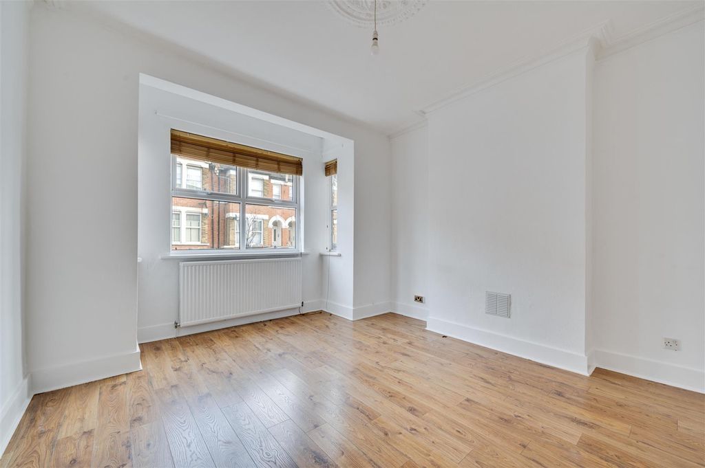 Property photo 2 of 19 Daniels_Wendover Road, Harlesden, Nw10_008.Jpg